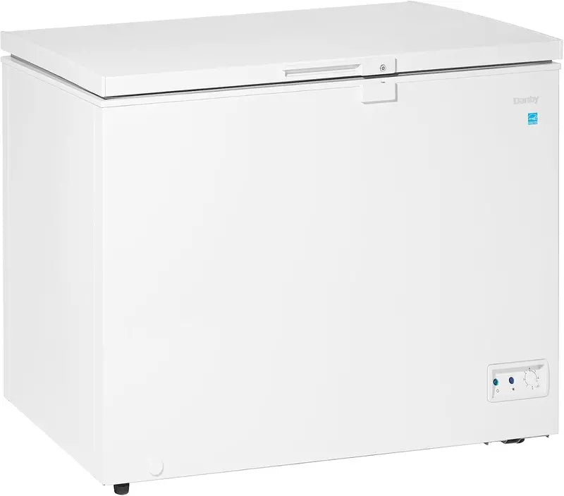 10 Cu Ft White Chest Freezer ¨C Garage-Ready. Operates from 0¡ãF to 110¡ãF. Energy-Efficient Storage Solution