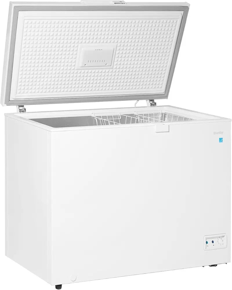 10 Cu Ft White Chest Freezer ¨C Garage-Ready. Operates from 0¡ãF to 110¡ãF. Energy-Efficient Storage Solution